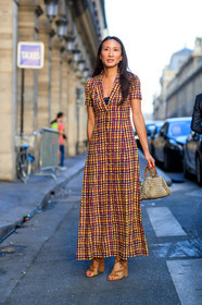 beige bag, camel shoes, checked, graphic bag, graphic dress, high heels, leather bag, leather shoes, plaid, printed bag, printed dress, yellow dress, fashion week, frenchystyle, FW, jonathan paciullo, street style, PFW, PARIS, vertical, full length, AUTUMN WINTER 2018-2019, FALL WINTER 2018-2019, FW 18-19, elizabeth von der goltz