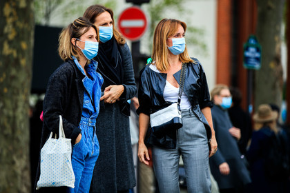 black leather bag, black leather jacket, black leather sandals, denim, denim jumpsuit, white leather sneakers, adidas sneakers, grey pants, crossbody bag, white leather bag, chanel bag, bicolor bag, grey coat, grey boots, velvet boots, covid face mask, street style, jonathan paciullo, FW, frenchystyle, fashion week, PFW, PARIS, SPRING SUMMER 2021, SS 21, horizontal, atmosphere details, detail