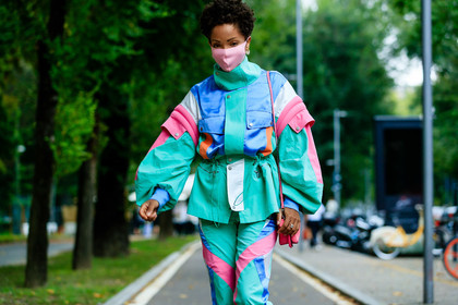 90's look, sportswear, sportswear jacket, sportswear look, green jacket, green pants, pink jacket, pink pants, blue pants, blue jacket, satin jacket, satin pants, patchwork jacket, patchwork pants, belted jacket, vintage look, vintage jacket, vintage pants, jogging pants, oversize shoulder, covid face mask, street style, jonathan paciullo, FW, frenchystyle, fashion week, MFW, MILAN, SPRING SUMMER 2021, SS 21, horizontal, atmosphere details, detail