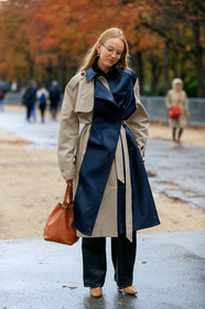 alexandra carl, aviator glasses, metalic frame sunglasses, dangling earrings, pearl earrings, black leather pants, black leather trench coat, beige trench coat, belted trench coat, camel leather bag, louis vuitton bag, bucket bag, beige leather shoes, PARIS, PFW, SPRING SUMMER 2020, SS 20, fashion week, frenchystyle, FW, jonathan paciullo, street style, vertical, full length