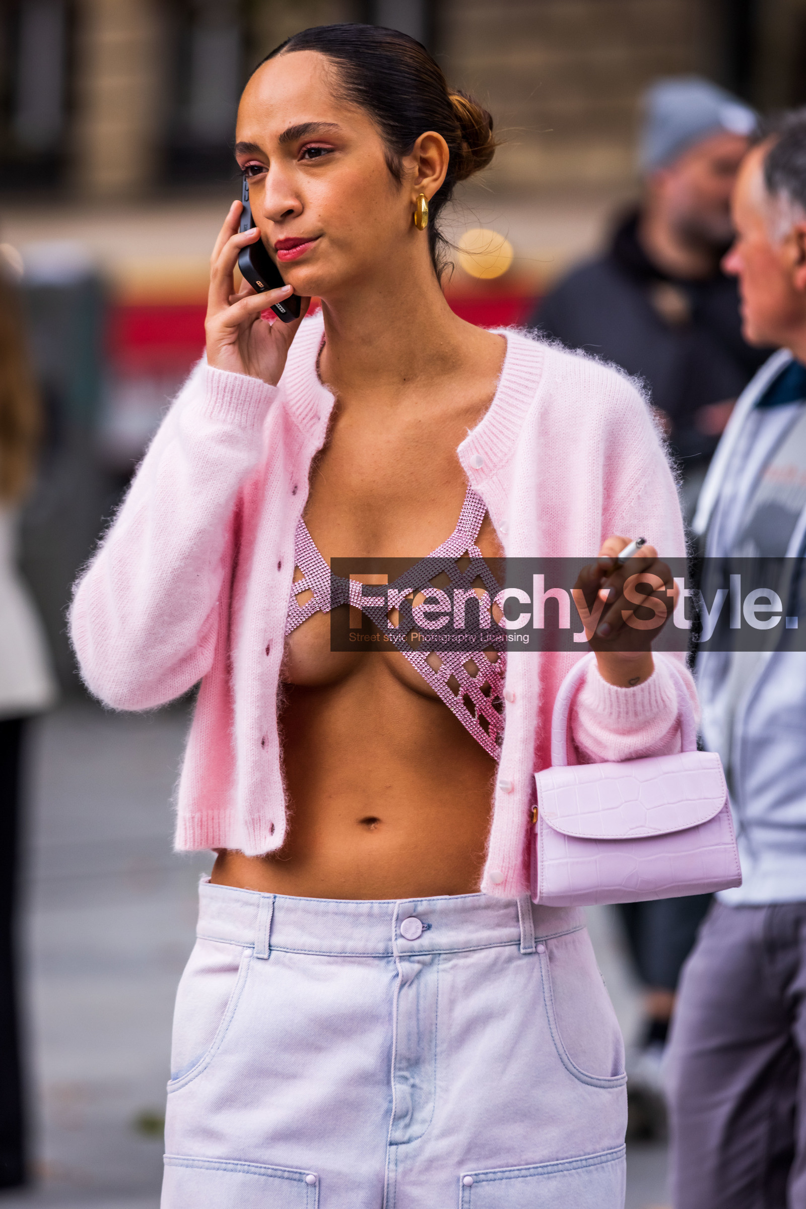 bag, byfar bag, cardigan, croco bag, denim pants, Emna Sellimi, heels, leather bag, lila pants, mini bag, pants, pastel, pink bag, pink cardigan, strass, strassed bra, fashion week, frenchystyle, FW, jonathan paciullo, street style, PFW, PARIS, SPRING SUMMER 2022, SS 22, vertical, atmosphere details