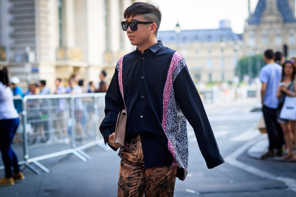 beige bag, black shirt, brown pants, glitter, graphic pants, graphic shirt, leather bag, printed pants, printed shirt, sequined, sunglasses, trousers, fashion week, frenchystyle, FW, jonathan paciullo, street style, PFW, PARIS, atmosphere details, horizontal, detail, AUTUMN WINTER 2018-2019, FALL WINTER 2018-2019, FW 18-19