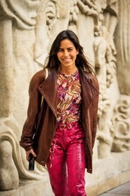 multiprint look, flowered shirt, multicolor shirt, printed top, leather jacker, bomber jacker, pink pants, leather pants, snake print pants, animal print pants, chain belt, golden belt, nina urgell cloquell, fashion week, frenchystyle, FW, jonathan paciullo, street style, AUTUMN WINTER 2022-2023, FALL WINTER 2022_2023, FW 22-23, PFW, PARIS, vertical, detail, brown jacket