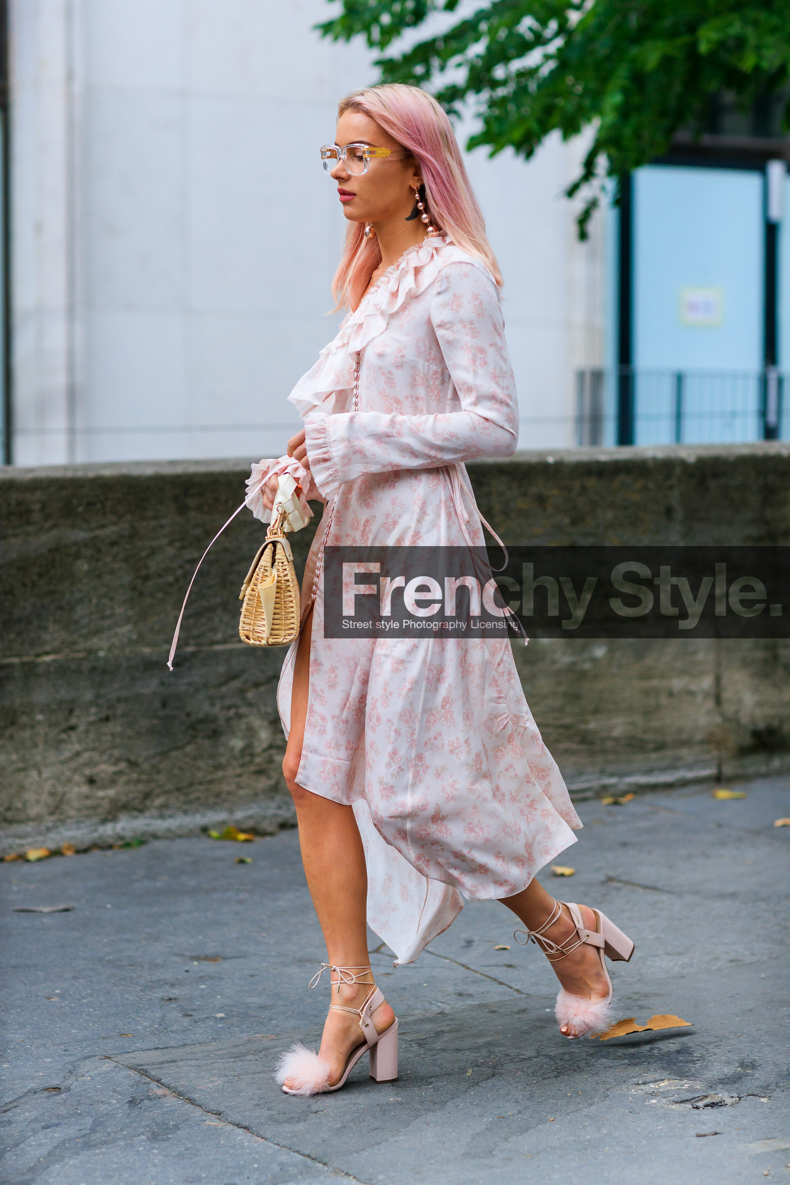 dyed hair, earrings, fashion week, frenchystyle, full length, FW, high heels, jonathan paciullo, julia k, leather shoes, MENSWEAR, off the shoulder, PARIS, PFW, pink dress, pink hair, pink shoes, ruffles, SPRING SUMMER 2018, SS 18, street style, sunglasses, vertical