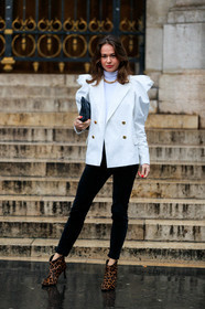 white jacket, white top, turtleneck top, balloon sleeves, golden necklace, big chain necklace, black jeans, tight jeans, cropped jeans, leopard printed boots, fur boots, brown boots, low boots, fashion week, frenchystyle, FW, jonathan paciullo, street style, PFW, PARIS, vertical, full length