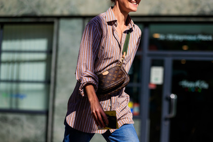 jo ellison, striped shirt, orange shirt, louis vuitton bag, crossbody bag, logo shoulder strap, blue jeans, denim, fashion week, frenchystyle, FW, jonathan paciullo, street style, atmosphere details, horizontal, detail