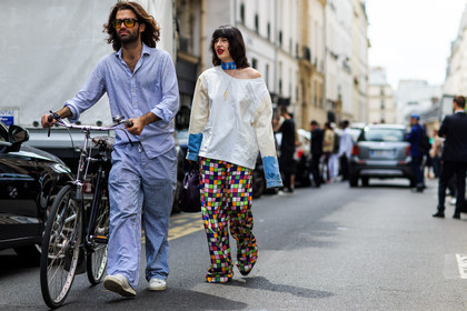 atmosphere details, blue pants, blue scarf, blue shirt, checked pants, fashion week, frenchystyle, full length, FW, graphic pants, horizontal, jonathan paciullo, leather bag, leather sneakers, MENSWEAR, multicolor pants, pajamas, PARIS, PFW, plaid, printed pants, purple bag, red lips, SPRING SUMMER 2017, SS 17, street style, sunglasses, trousers, white shirt, white sneakers, white top