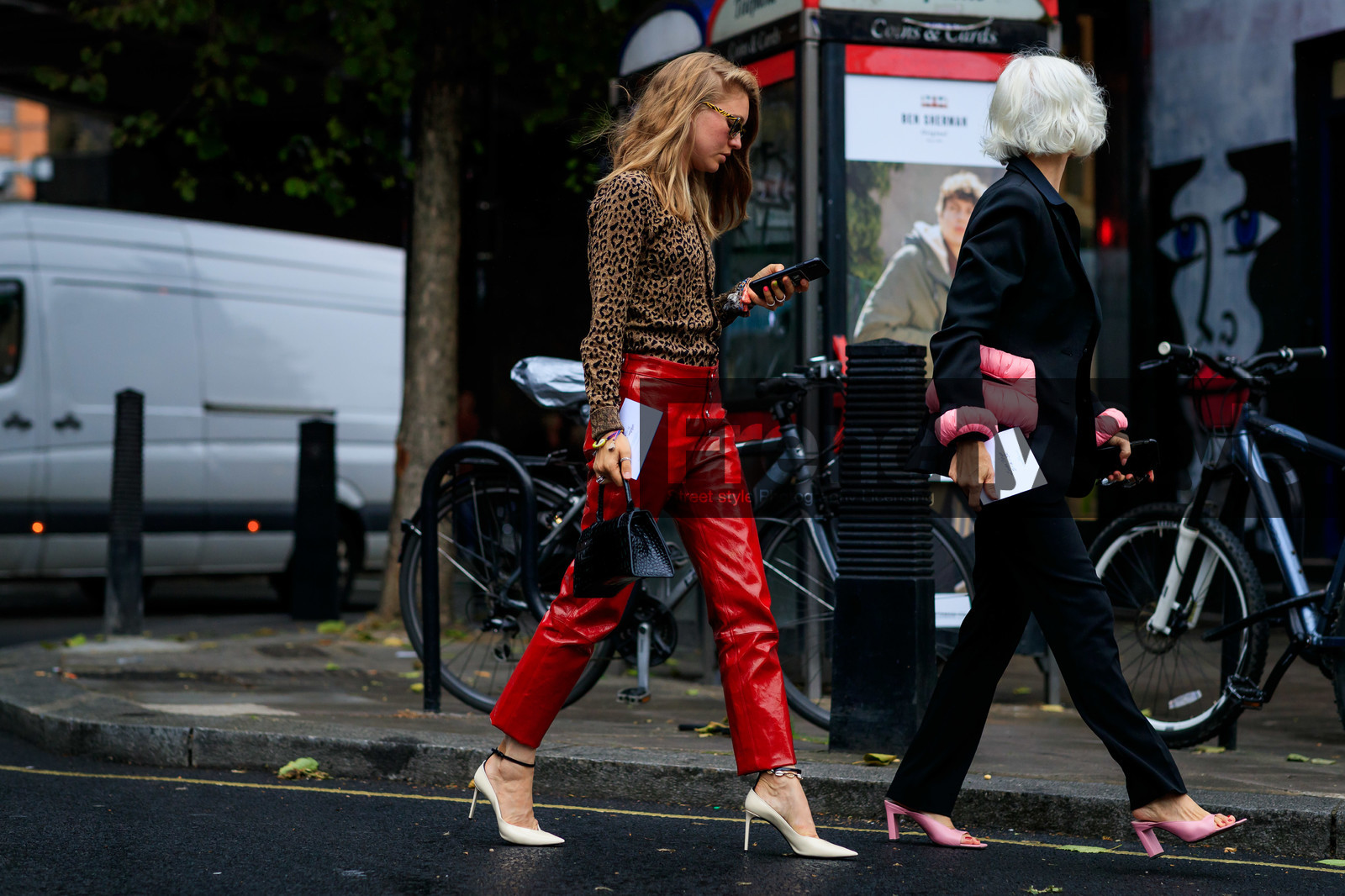 jessica minkoff, animal print shirt, lurex shirt, beige shirt, black shirt, red pants, vinyl pants, balenciaga bag, animal skin bag, black leather bag, white leather shoes, sharp end shoes, high heels shoes, black suits, pink suits, pink shoes, pink slippers, high heels slippers, fashion week, frenchystyle, FW, jonathan paciullo, street style, atmosphere details, horizontal, full length