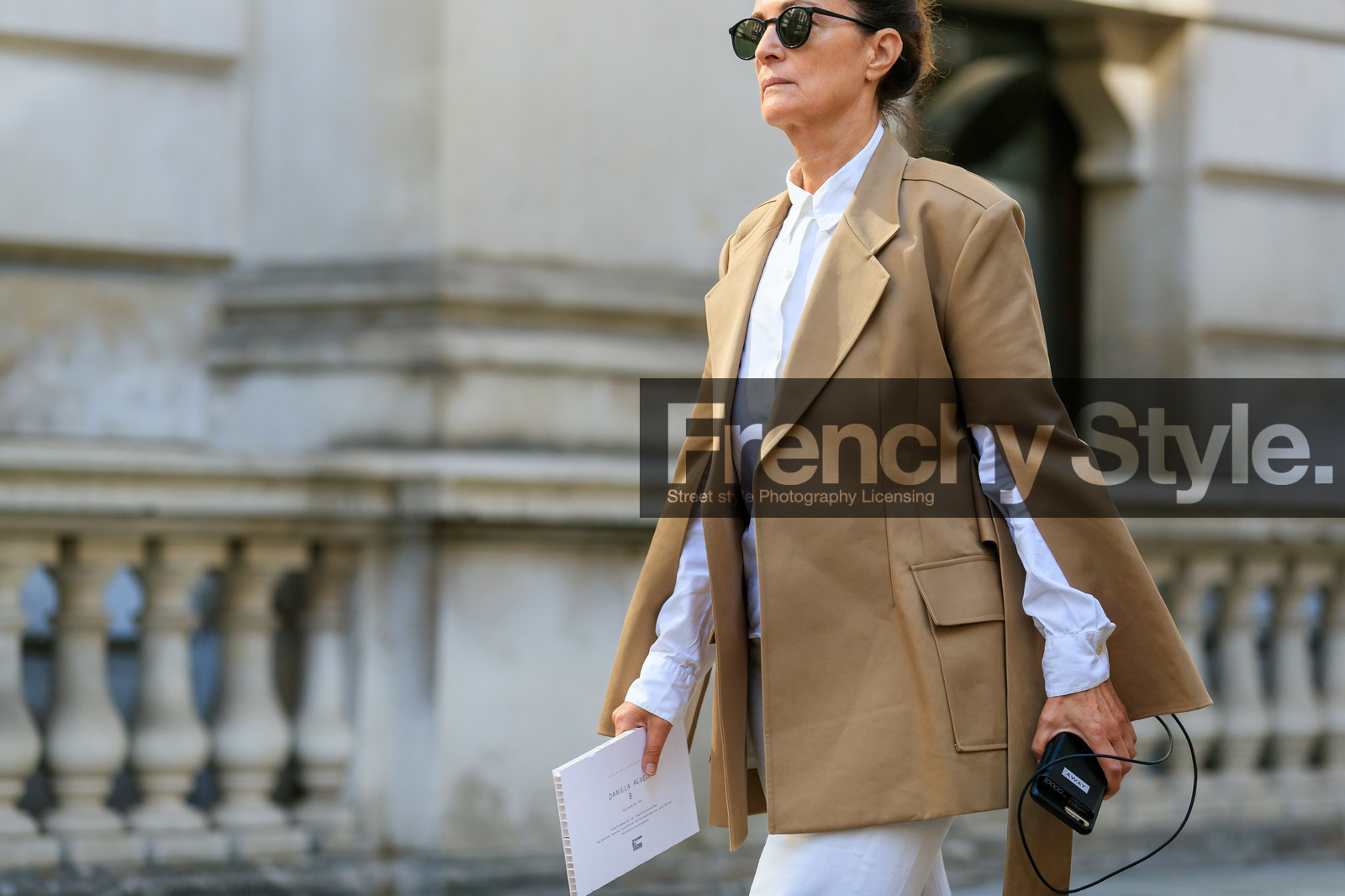 white shirt, beige jacket, split sleeves, black sunglasses, round shape sunglasses, fashion week, frenchystyle, FW, jonathan paciullo, street style, atmosphere details, horizontal, detail
