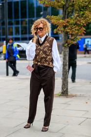 burberry bag, burberry total look, burberry pullover, burberry tie, monogrammed bag, monogrammed tie, monogrammed pullover, beige tie, beige pullover, brown pullover, white shirt, sleeveless pullover, man style look, brown scale sunglasses, square shape glasses, mini bag, chain strap bag, red leather bag, brown pants, loose pants, tailored pants, bottega veneta shoes, black leather sandals, squared toed shoes, fashion week, frenchystyle, FW, jonathan paciullo, street style, vertical, full length