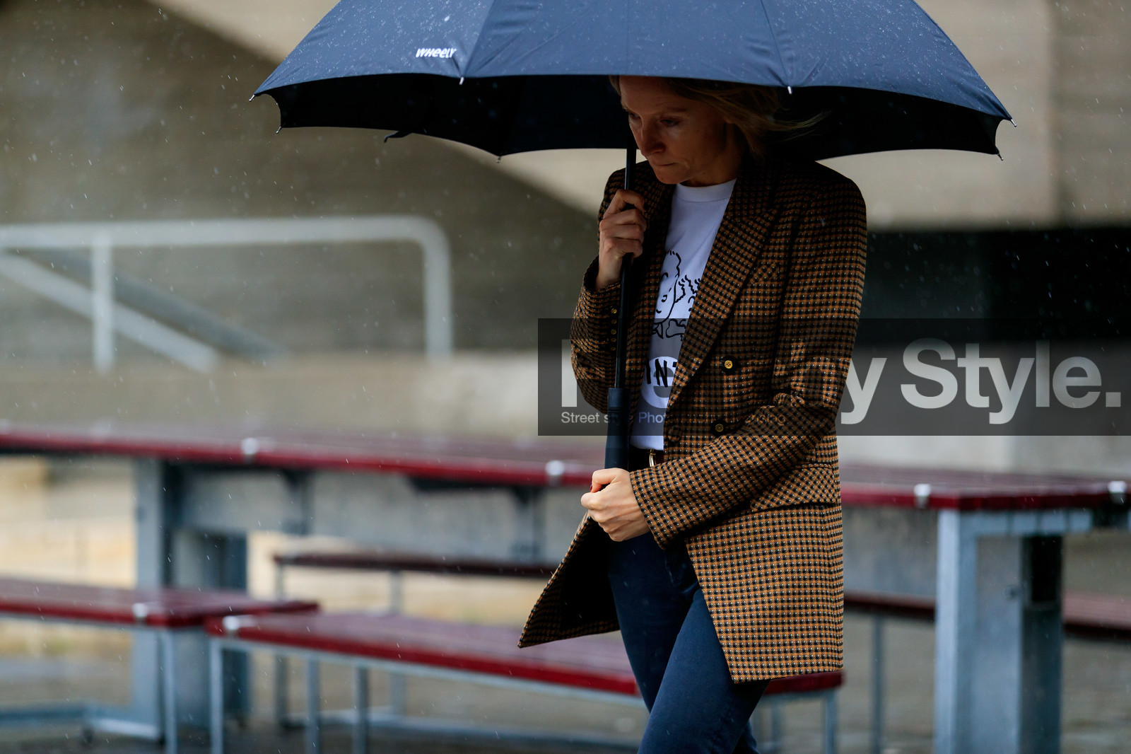 checked jacket, brown jacket, white t-shirt, printed t-shirt, face printed t-shirt, camel jacket, fashion week, frenchystyle, FW, jonathan paciullo, street style, LFW, LONDON, AUTUMN WINTER 2020-2021, FALL WINTER 2020-2021, FW 20-21, horizontal, atmosphere details, detail