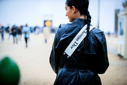 fiona zanetti, dior bag, dior strap bag, black leather jacket, belted jacket, crossbody bag, back details, bag detail, fashion week, frenchystyle, FW, jonathan paciullo, street style, PFW, PARIS, SPRING SUMMER 2021, SS 21, horizontal, atmosphere details, detail
