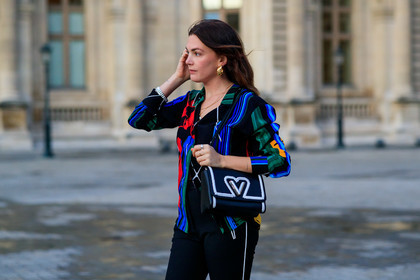 madelynn furlong, black shirt, silk shirt, striped shirt, geometrical printed shirt, blue shirt, red shirt, green shirt, black leather bag, shoulder bag, white leather bag, plaited bag, plaited leather bag, bicolor bag, golden earrings, big earrings, monogrammed earrings, louis vuitton bag, louis vuitton shirt, louis vuitton earrings, PARIS, PFW, SPRING SUMMER 2020, SS 20, fashion week, frenchystyle, FW, jonathan paciullo, street style, horizontal, atmosphere details, detail