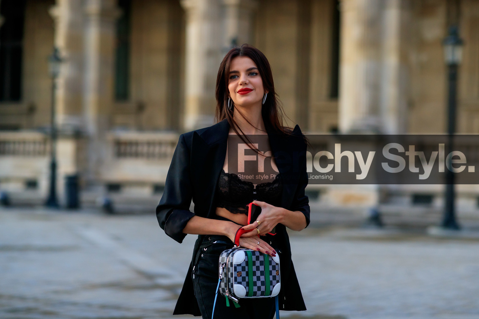 black jacket, black jeans, black bra, lace bra, cropped top, high waist jeans, louis vuitton bag, monogrammed bag, checked bag, mini bag, red leather bag, green leather bag, black leather bag, white leather bag, bicolor bag, PARIS, PFW, SPRING SUMMER 2020, SS 20, fashion week, frenchystyle, FW, jonathan paciullo, street style, horizontal, atmosphere details, detail