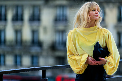 jeanette madsen, prada bag, light yellow blouse, velvet blouse, drape blouse, long sleeves blouse, black leather bag, black leather pants, hand bag, pink earrings, round shape earrings, pearl earrings, high waist pants, fashion week, frenchystyle, FW, jonathan paciullo, street style, PFW, PARIS, horizontal, atmosphere details, detail