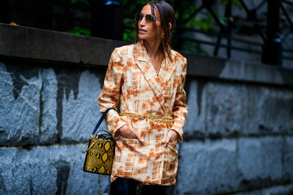 animal print, beige jacket, black boots, blazer, brown jacket, camel jacket, chloe loulou de saison, chloé, graphic bag, graphic jacket, high boots, leather bag, metallic belt, printed bag, printed jacket, snake print, sunglasses, yellow bag, street style, jonathan paciullo, FW, frenchystyle, fashion week, NYFW, NEW YORK, SPRING SUMMER 2019, SS 19, atmosphere details, horizontal, detail