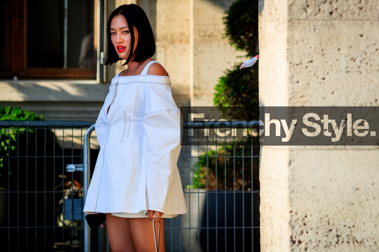 beige bag, leather bagred lips, white dress, fashion week, frenchystyle, FW, jonathan paciullo, street style, PFW, PARIS, atmosphere details, horizontal, detail, AUTUMN WINTER 2018-2019, FALL WINTER 2018-2019, FW 18-19, Tiffany Hsu