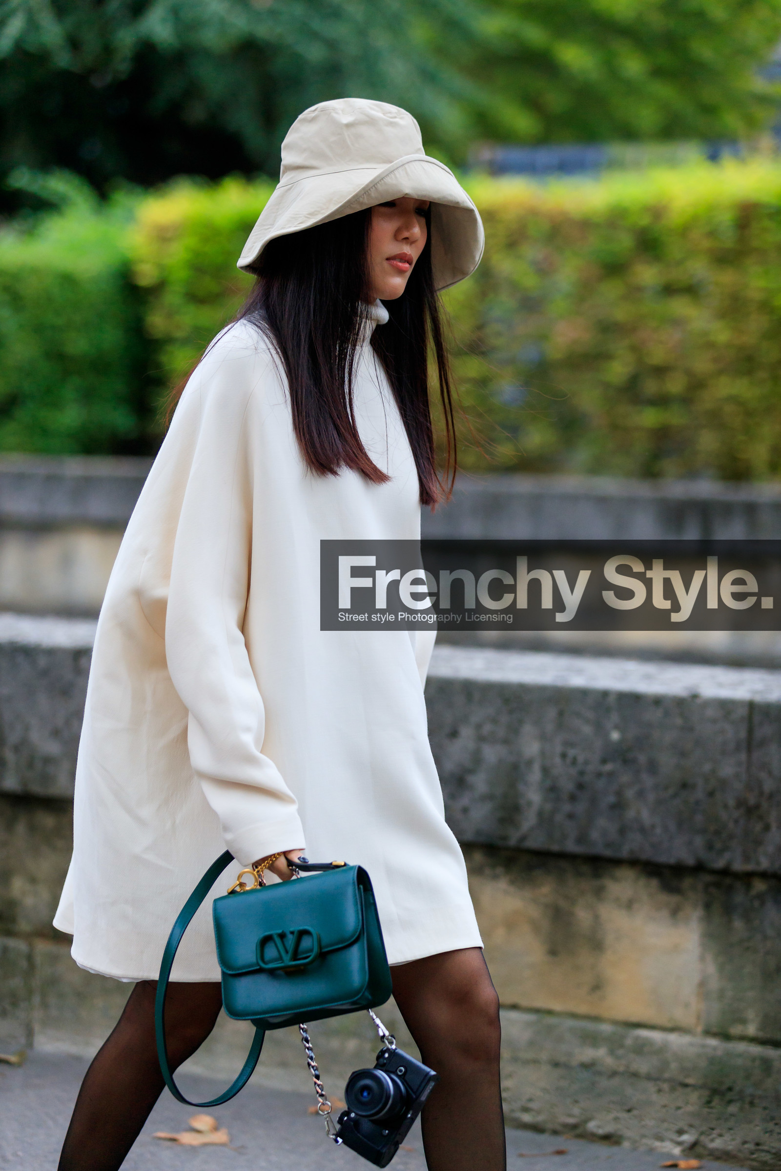 yoyo cao, white hat, white dress, long sleeves dress, mini dress, black tights, loose dress, green leather bag, valentino bag, PARIS, PFW, SPRING SUMMER 2020, SS 20, fashion week, frenchystyle, FW, jonathan paciullo, street style, vertical, atmosphere details, detail
