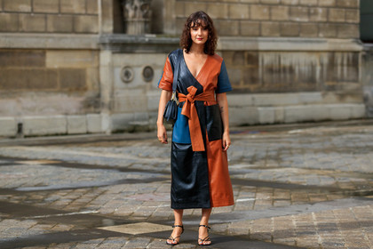 alyssa coscarelli, green leather dress, orange leather dress, blue leather dress, wrap dress, belted dress, black leather sandals, multi straps sandals, fashion week, frenchystyle, FW, jonathan paciullo, street style, PFW, PARIS, SPRING SUMMER 2020, SS 20, horizontal, atmosphere details, full length