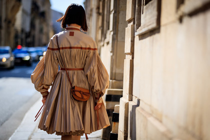 beige dress, camel bag, graphic dress, leather bag, loewe, pleated dress, printed dress, fashion week, frenchystyle, FW, jonathan paciullo, street style, PFW, PARIS, horizontal, atmosphere details, detail, AUTUMN WINTER 2018-2019, FALL WINTER 2018-2019, FW 18-19