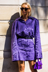 attico dress, bag, belt, black belt, black sunglasses, chiquito bag, color, dress, jacquemus bag, Justyna Czerniak, leather bag, prada belt, printed dress, purple bag, purple dress, sandals, short dress, sunglasses, street style, jonathan paciullo, FW, frenchystyle, fashion week, PFW, PARIS, SPRING SUMMER 2022, SS 22, vertical, atmosphere details
