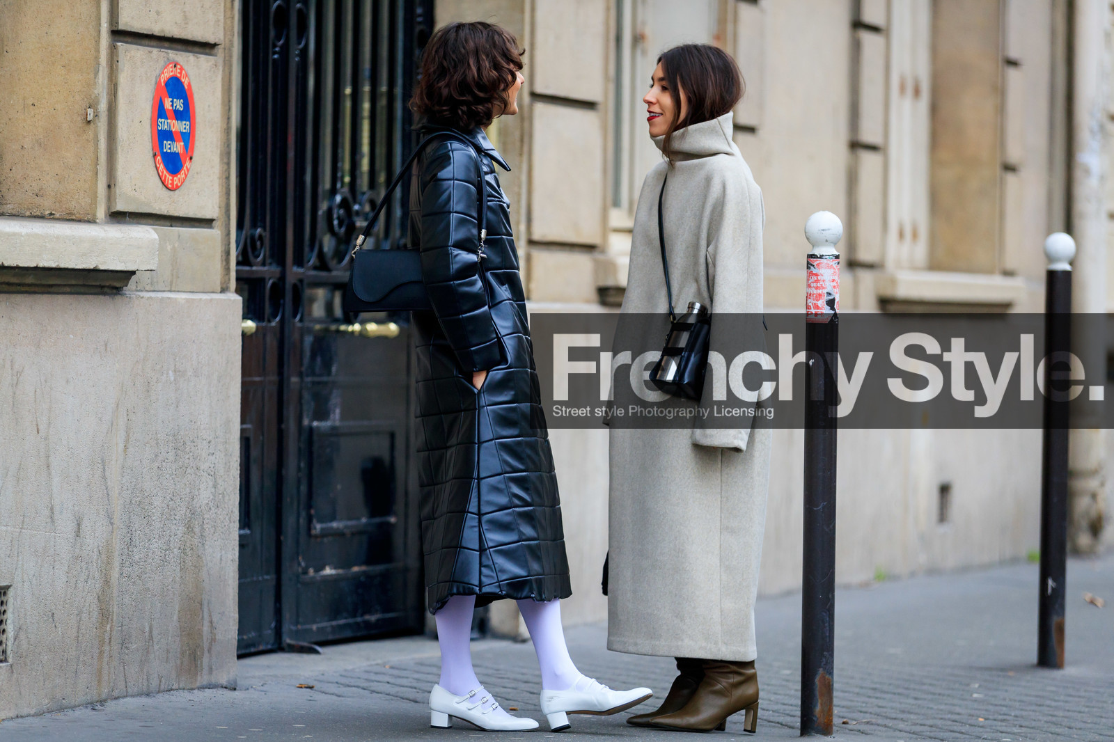 lauren caruso, light beige dress, high collar dress, crossbody bag, black leather bag, metalic bag, bottega veneta bag, long dress, long sleeves dress, kaki leather boots, alyssa coscarelli, black leather coat, black leather bag, quilted coat, white tights, white polish shoes, mary jane shoes, carel shoes, multi straps shoes, kitten heels shoes, fashion week, frenchystyle, FW, jonathan paciullo, street style, PFW, PARIS, horizontal, atmosphere details, full length