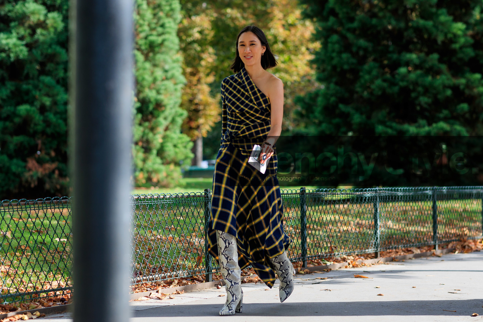 eva chen, long dress, navy blue dress, yellow dress, checked dress, plaid dress, asymetrical dress, strapless dress, high boots, animal skin boots, drape dress, long sleeves dress, PARIS, PFW, SPRING SUMMER 2020, SS 20, fashion week, frenchystyle, FW, jonathan paciullo, street style, horizontal, atmosphere details, full length