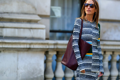 chloe loulou de saison, long dress, knitwear, knit dress, asymmetrical dress, grey dress, striped dress, long sleeves dress, burgundy leather bag, shoulder bag, shopping bag, brown scale sunglasses, pearl necklace, fashion week, frenchystyle, FW, jonathan paciullo, street style, atmosphere details, horizontal, detail