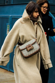 gucci handbag, gucci logo bag, gucci crossbody bag, crossbody bag, winter trench, light grey trench, fashion week, frenchystyle, FW, jonathan paciullo, street style, NYFW, NEW YORK, AUTUMN WINTER 2022-2023, FALL WINTER 2022_2023, FW 22-23, vertical, atmosphere details