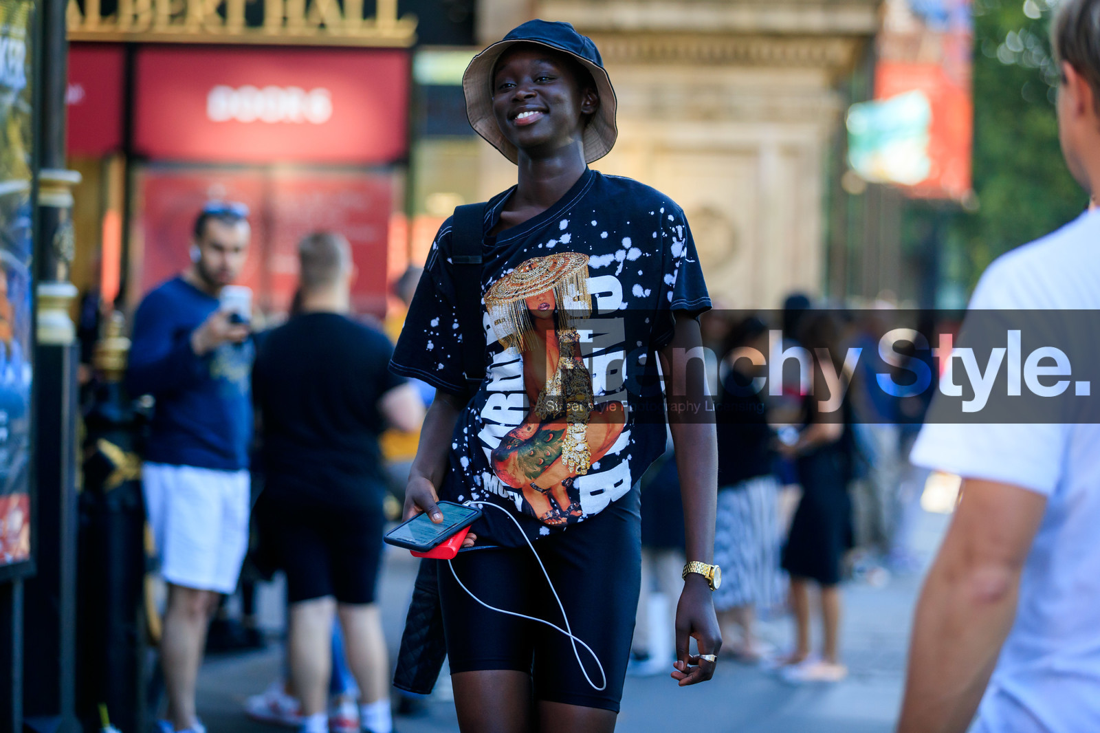model, black hat, black t-shirt, printed t-shirt, cardi b t-shirt, black shorts, tight shorts, fashion week, frenchystyle, FW, jonathan paciullo, street style, atmosphere details, horizontal, detail