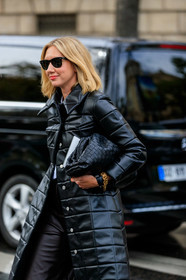 lisa aiken, black leather clutch, black leather coat, plaited leather bag, plaited bag, quilted coat, bottega veneta bag, bottega veneta coat, rayban sunglasses, black leather bermuda shorts, golden bracelet, chain bracelet, PARIS, PFW, SPRING SUMMER 2020, SS 20, fashion week, frenchystyle, FW, jonathan paciullo, street style, vertical, atmosphere details, detail