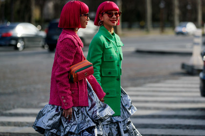 Ami and Aya Suzuki, pink hair, pink jacket, pink leather bag, orange leather bag, green leather bag, tweed jacket, silvered skirt, gucci sunglasses, scale sunglasses, silvered ring, multi rings, fashion week, frenchystyle, FW, jonathan paciullo, street style, PFW, PARIS, horizontal, atmosphere details, detail