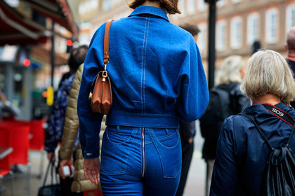 victoria sekrier, denim total look, denim jacket, blue jeans, blue jacket, louis vuitton bag, brown leather bag, beige leather bag, shoulder bag, back details, close up detail, fashion week, frenchystyle, FW, jonathan paciullo, street style, atmosphere details, horizontal, detail