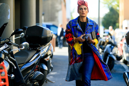 blue coat, red coat, yellow coat, checked coat, patchwork coat, hair scarf, striped coat, sparkling coat, golden bracelet, golden necklace, long necklace, big chain bracelet, blue jeans, sparkling scarf, flare jeans, street style, jonathan paciullo, FW, frenchystyle, fashion week, MFW, MILAN, SPRING SUMMER 2021, SS 21, horizontal, atmosphere details, detail