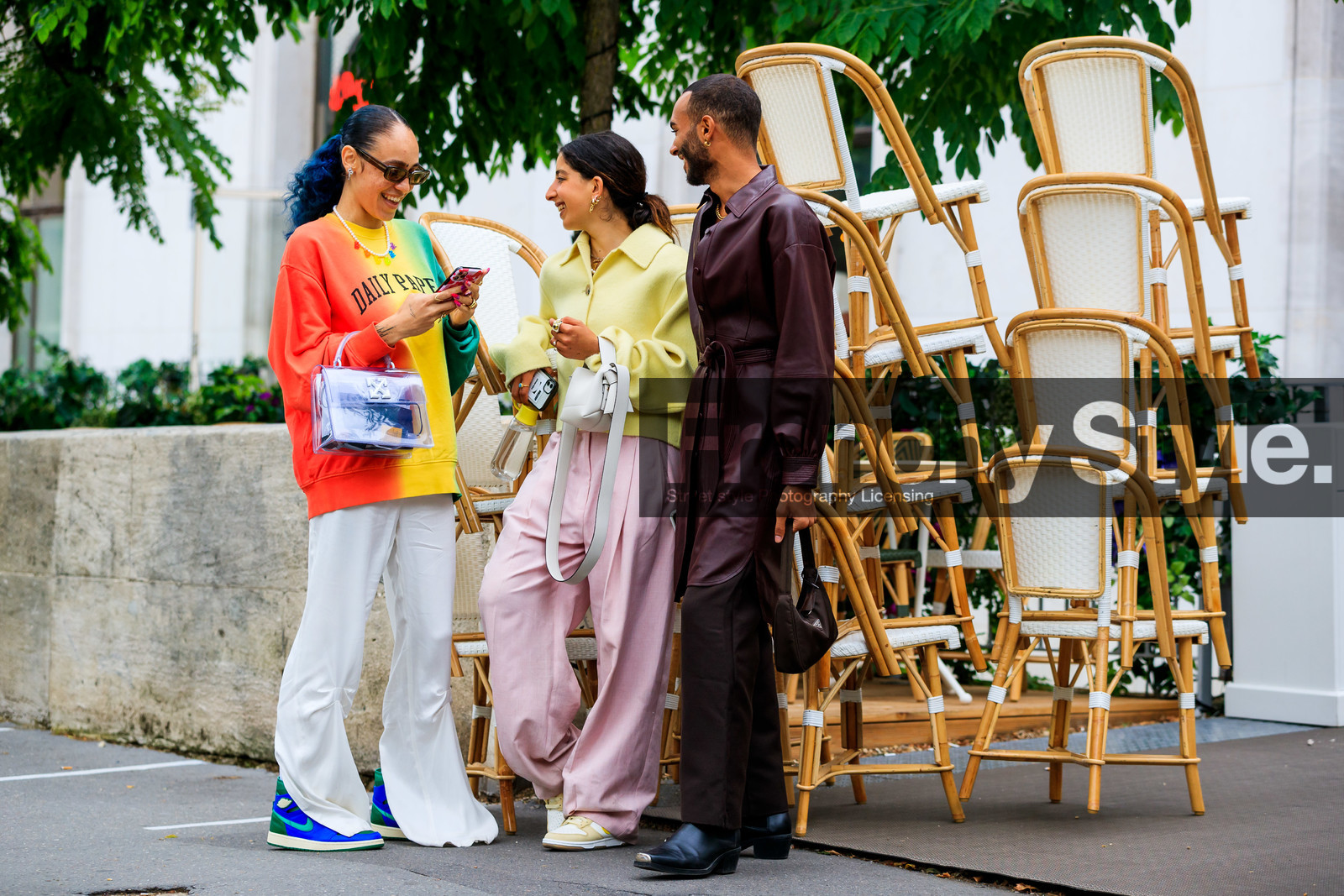 nike shoes, light yellow jacket, yellow jacket, white top, asymmetrical top, cropped top, light pink pants, pink pants, oversize pants, carrot pants, low waist pants, golden necklace, golden earrings, multi necklace, multi earrings, medal necklace, pearl necklace, white leather bag, acne studios bag, selma kaci, tie and dye sweatshirt, red sweatshirt, yellow sweatshirt, green sweatshirt, white pants, flare pants, sheer bag, plastic bag, hand bag, off white bag, pearl necklace, multicolor necklace, lucky charm necklace, hera pradel, fashion week, frenchystyle, FW, jonathan paciullo, street style, PFW, PARIS, SPRING SUMMER 2022, SS 22, horizontal, atmosphere details, full length