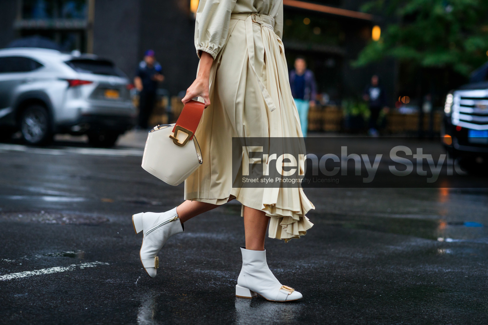 beige skirt, danse lente, leather bag, leather shoes, pleated skirt, white bag, white shoes, fashion week, frenchystyle, FW, jonathan paciullo, street style, NEW YORK, NYFW, SPRING SUMMER 2020, SS 20, horizontal, atmosphere details, detail