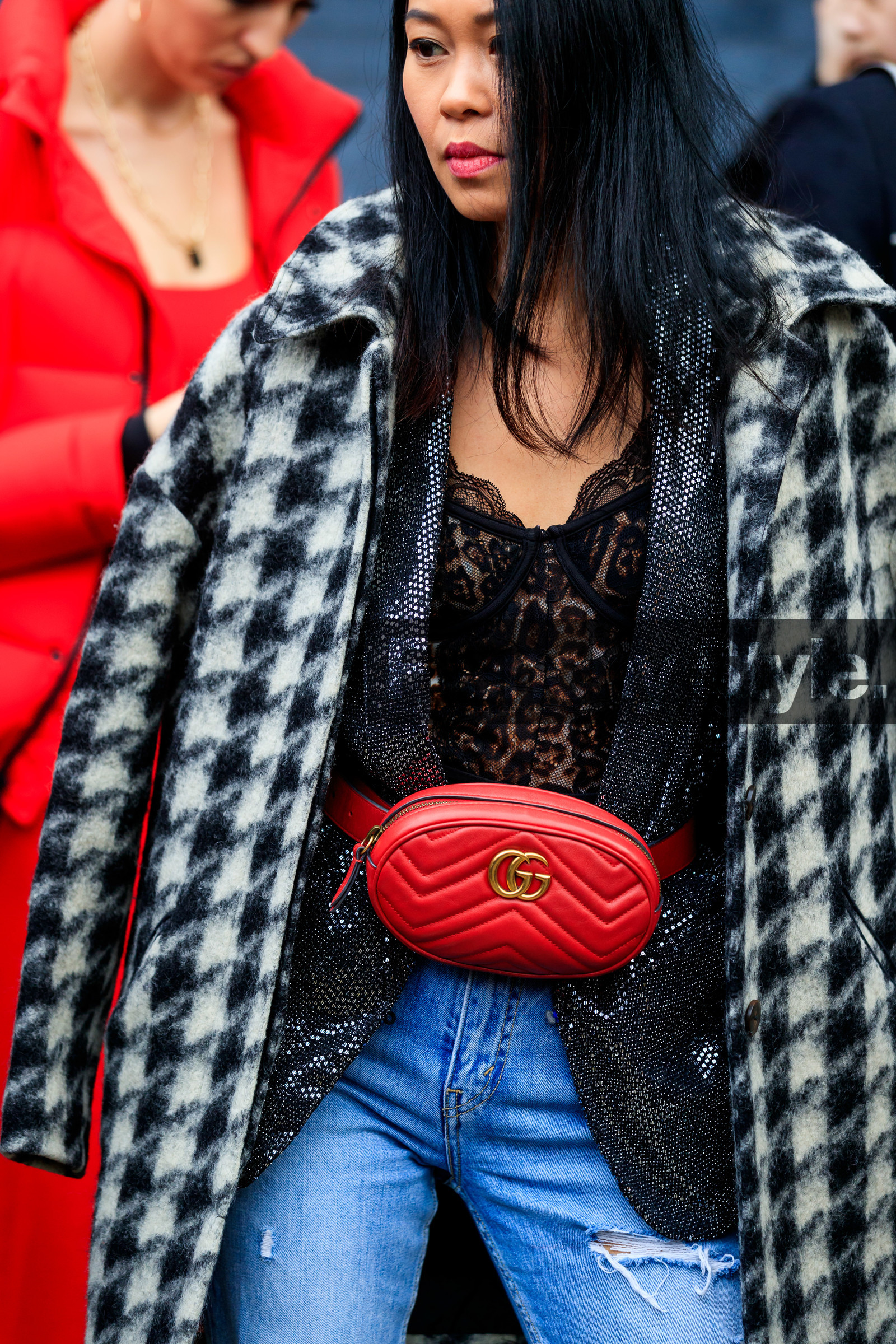 houndstooth printed coat, black coat, white coat, checked coat, lace bra, lace top, corset top, leopard printed top, black bra, black top, lurex jacket, sequins jacket, silvered jacket, red leather bag, red leather belt, belt bag, quilted bag, quilted belt, gucci bag, gucci belt, fashion week, frenchystyle, FW, jonathan paciullo, street style, AUTUMN WINTER 2020-2021, FALL WINTER 2020-2021, FW 20-21, vertical, atmosphere details, detail, NYFW, NEW YORK