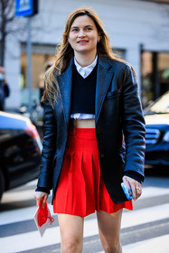 pleated skirt, school girl skirt, red skirt, mini skirt, leather jacket, black jacket, cropped top, black top, black cropped top, knitted top, white shirt, eugenie trochu, fashion week, frenchystyle, FW, jonathan paciullo, street style, vertical, atmosphere details, detail
