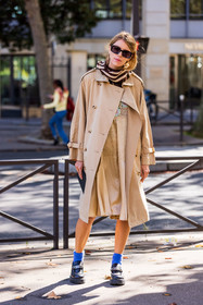beige dress, beige scarf, beige trenchcoat, black loafers, black mocassins, black sunglasses, blue socks, brown scarf, crochet, crochet scarf, dress, loafers, mocassins, Monica de la Villardière, scarf, socks, sunglasses, trenchcoat, fashion week, frenchystyle, FW, jonathan paciullo, street style, PFW, PARIS, SPRING SUMMER 2022, SS 22, vertical, full length