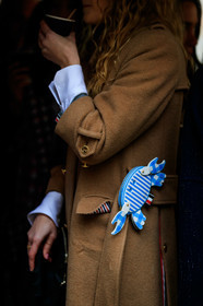 camel coat, striped bag, blue leather bag, animal shape bag, belt bag, thom browne bag, thom browne coat, fashion week, frenchystyle, FW, jonathan paciullo, street style, PFW, PARIS, vertical, atmosphere details, detail