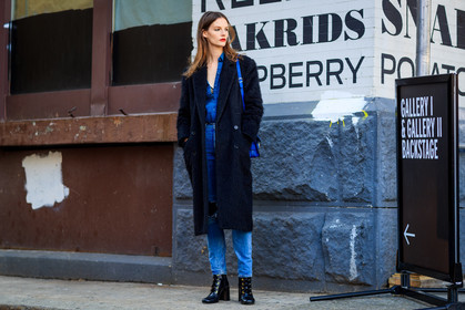 black coat, black shoes, blue denim, denim pants, denim shirt, high heels, jeans, leather bag, leather shoes, red lips, trousers, fashion week, frenchystyle, FW, jonathan paciullo, street style, NYFW, NEW YORK, AUTUMN WINTER 2018-2019, AW 18-19, FALL WINTER 2018-2019, FW 18-19, atmosphere details, horizontal, full length, model