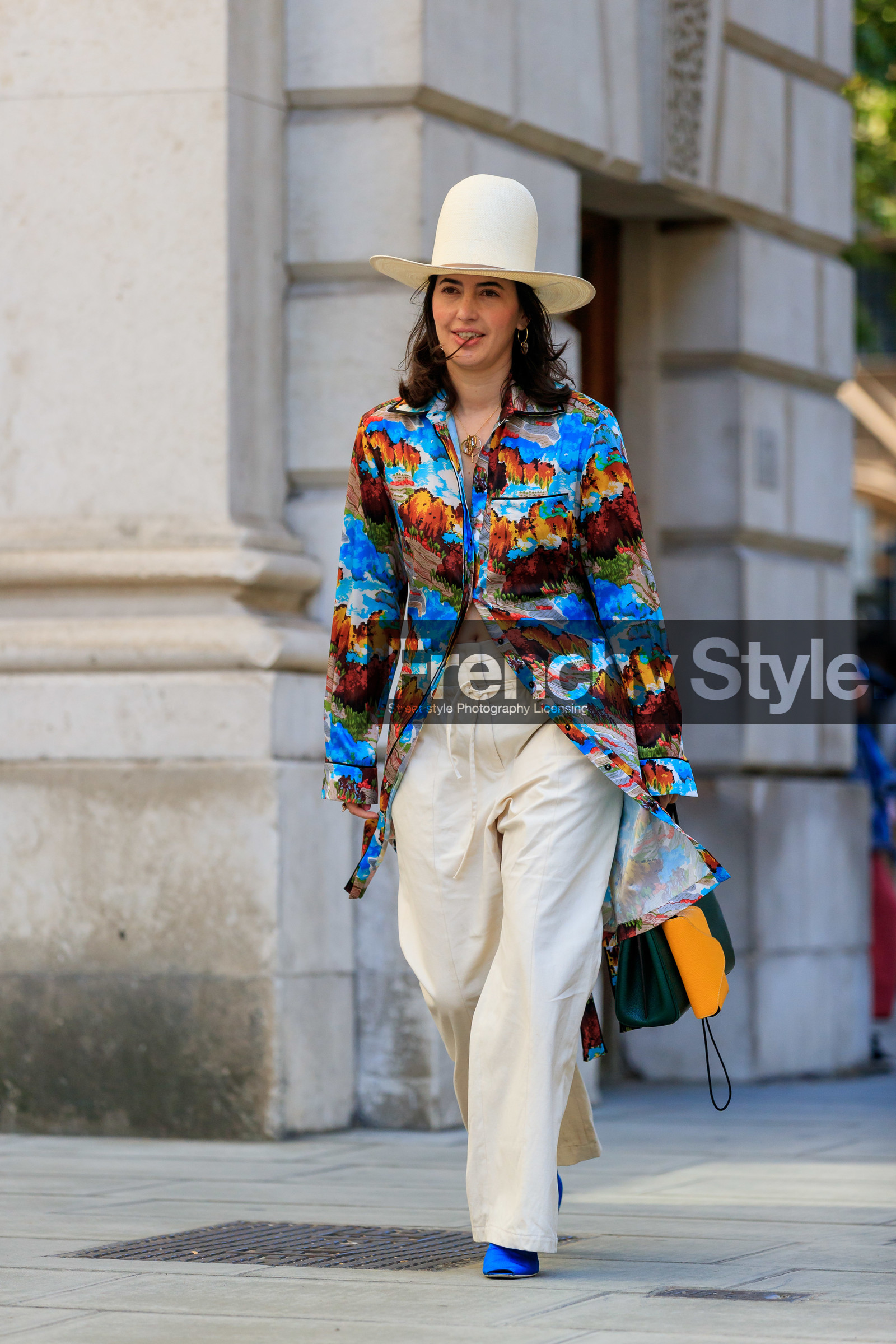 white hat, straw hat, big hat, printed shirt, tropical printed shirt, long sleeves shirt, silk shirt, long shirt, blue shirt, light beige pants, high waist pants, loose pants, fashion week, frenchystyle, FW, jonathan paciullo, street style, vertical, full length