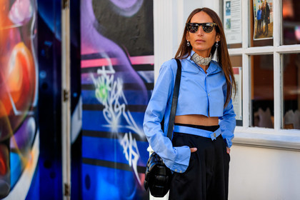 chloe loulou de saison, black sunglasses, golden frame sunglasses, butterfly sunglasses, pearls earring, choker necklace, chanel necklace, pearl necklace, light blue shirt, cropped shirt, bottega veneta bag, black leather bag, plaited leather bag, shoulder bag, black pants, oversize pants, silk pants, fashion week, frenchystyle, FW, jonathan paciullo, street style, atmosphere details, horizontal, detail
