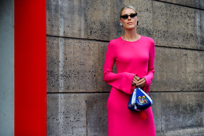 denim bag, earrings, graphic bag, leather bag, multicolor bag, pink dress, printed bag, silver bag, sunglasses, PFW, fashion week, frenchystyle, FW, jonathan paciullo, street style, PARIS, horizontal, atmosphere details, detail, AUTUMN WINTER 2018-2019, FALL WINTER 2018-2019, FW 18-19, sofie valkiers