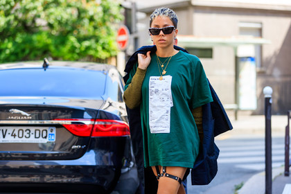 acne studios, dyed hair, green top, harness, necklace, printed t shirt, sunglasses, fashion week, frenchystyle, FW, jonathan paciullo, street style, PFW, PARIS, atmosphere details, horizontal, detail, AUTUMN WINTER 2018-2019, FALL WINTER 2018-2019, FW 18-19
