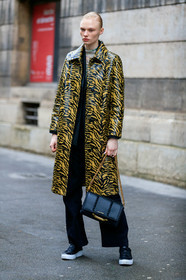 model, make up, make up details, black leather coat, yellow leather coat, animal skin coat, black leather bag, black leather sneakers, black pants, golden chain strap bag, alexander mcqueen bag, plaited bag, plaited leather bag, nude make up, fashion week, frenchystyle, FW, jonathan paciullo, street style, PFW, PARIS, vertical, full length