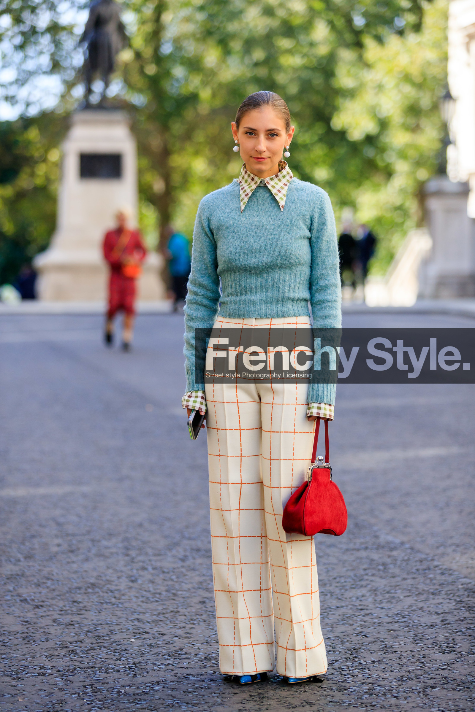 jenny walton, checked shirt, beige shirt, light blue pullover, white pants, tailored pants, flare pants, checked pants, red bag, hand bag, fur bag, vintage collar, dangling earrings, plastic earrings, white earrings, fashion week, frenchystyle, FW, jonathan paciullo, street style, vertical, full length