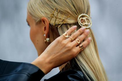 dior total look, dior earrings, dior hair clip, dior ring, close up detail, jewel close up, hair clip, hair details, back details, strassed hair clip, golden hair clip, golden ring, initials hair clip, initials ring, pearl hair clip, leonie hanne, fashion week, frenchystyle, FW, jonathan paciullo, street style, PFW, PARIS, AUTUMN WINTER 2021-2022, FALL WINTER 2021-2022, FW 21-22, atmosphere details, horizontal, detail