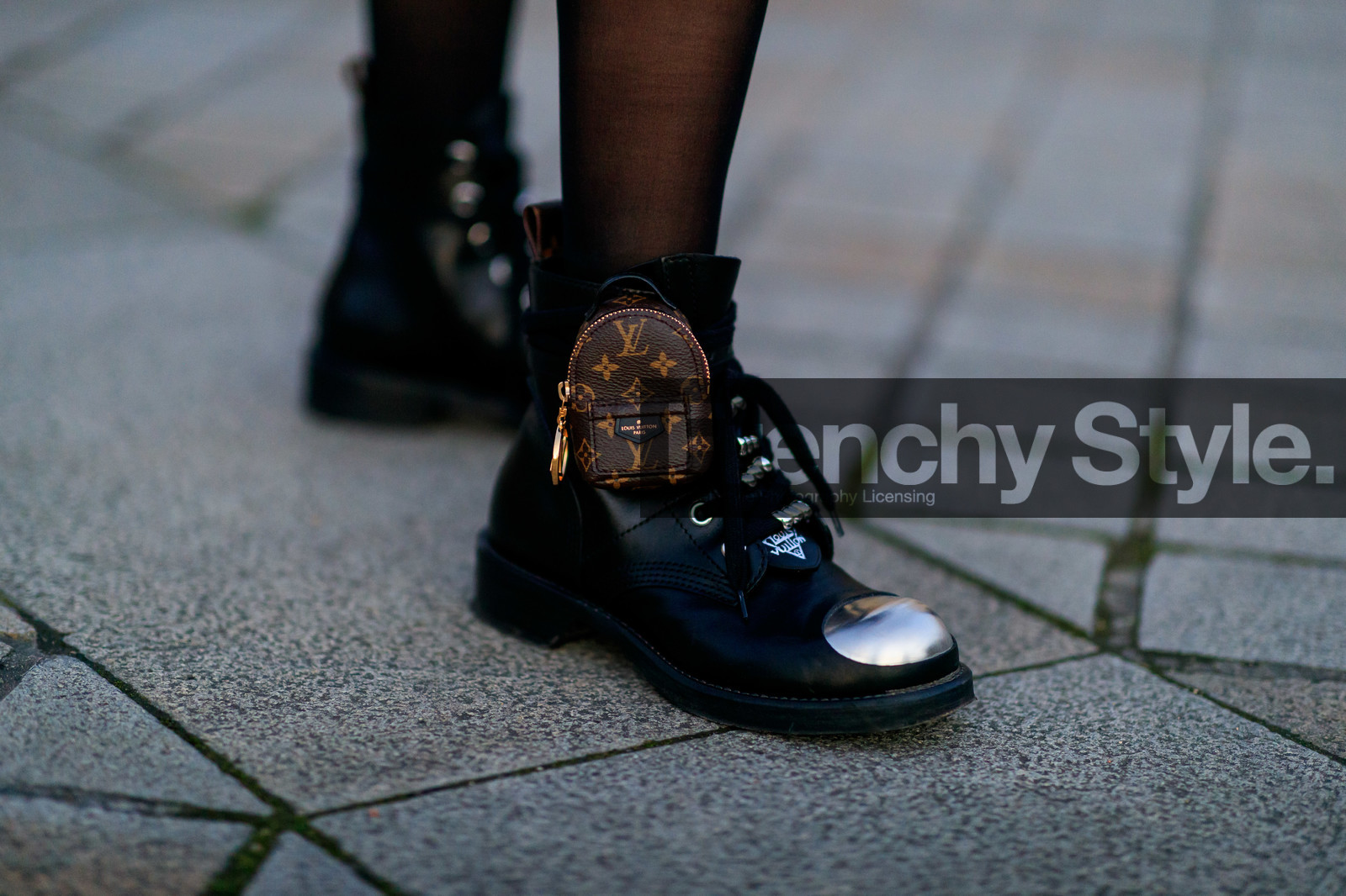 monogrammed bag, monogrammed boots, louis vuitton bag, louis vuitton boots, black leather boots, brown leather bag, brown leather boots, bag detail, mini bag, flat boots, ankle bag, laced boots, close up detail, shoes detail, silvered boots, fashion week, frenchystyle, FW, jonathan paciullo, street style, PFW, PARIS, horizontal, atmosphere details, detail