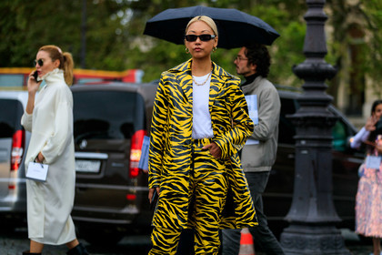 vanessa hong, yellow jacket, yellow pants, animal print jacket, animal print pants, striped jacket, striped pants, vinyl jacket, vinyl pants, hoop earrings, multi earrings, golden earrings, black sunglasses, small sunglasses, big chain necklace, golden necklace, PARIS, PFW, SPRING SUMMER 2020, SS 20, fashion week, frenchystyle, FW, jonathan paciullo, street style, horizontal, atmosphere details, detail